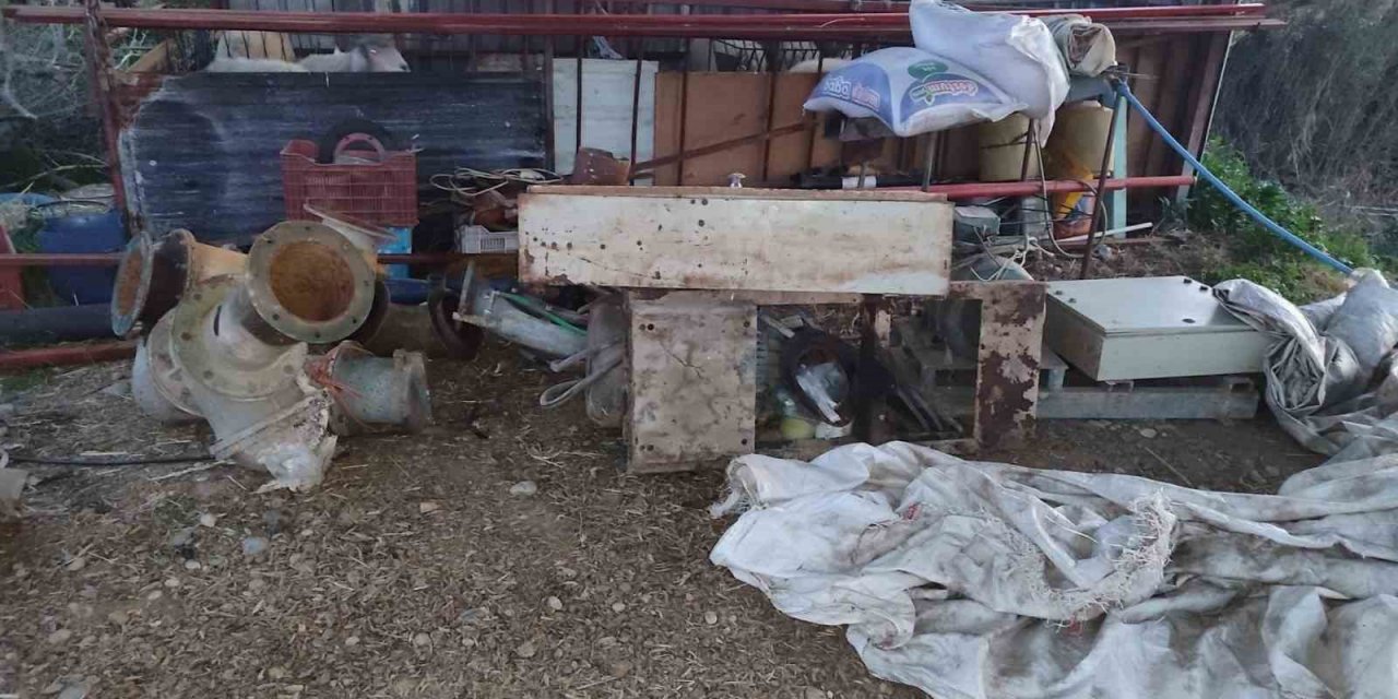 Tarladan su motoru çalan hırsızlar yakalandı