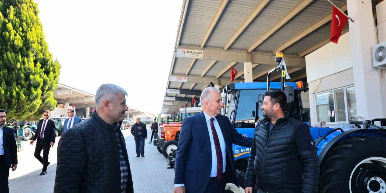 Başkan Zolan, Türkiye’nin ilk traktör galericileri sitesinde esnafla buluştu