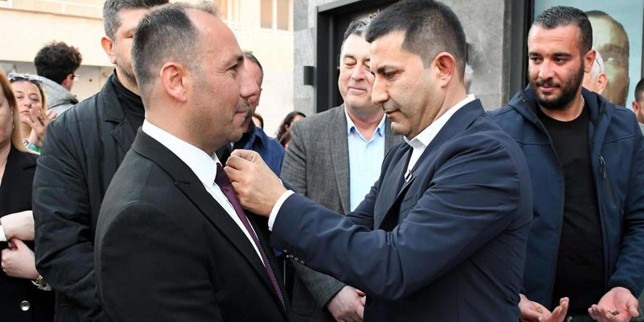 Kuşadası’nda CHP’ye katılan İYİ Partililere rozetleri takıldı