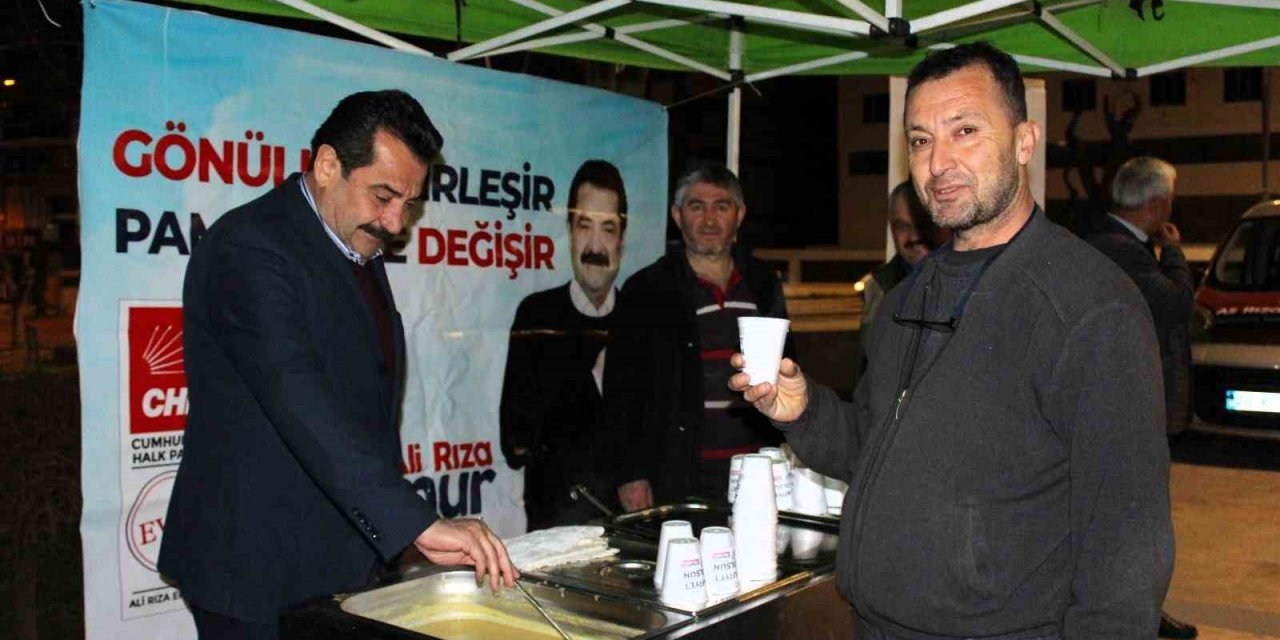 Ertemur sabah ayazında yola çıkan işçilere çorba ikram etti