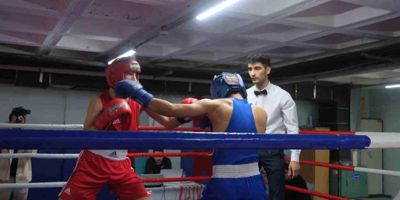 Demir yumruklar madalyalarına kavuştu