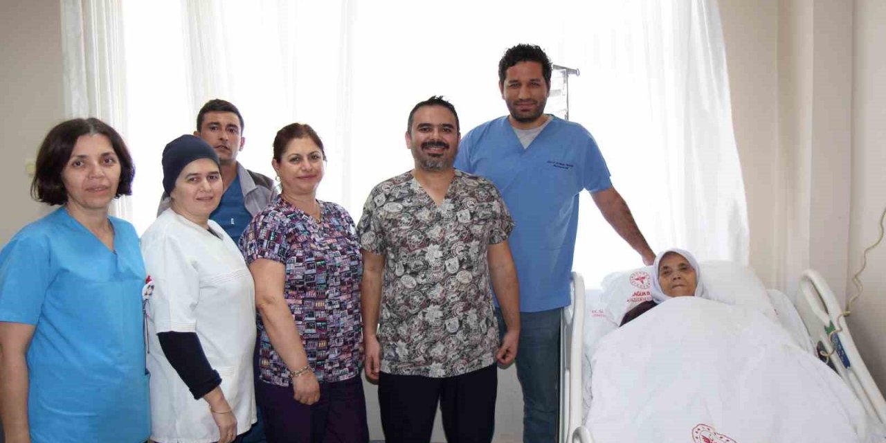 84 yaşındaki hasta safra yolundaki taş ve çamurdan ameliyat olmadan kurtuldu