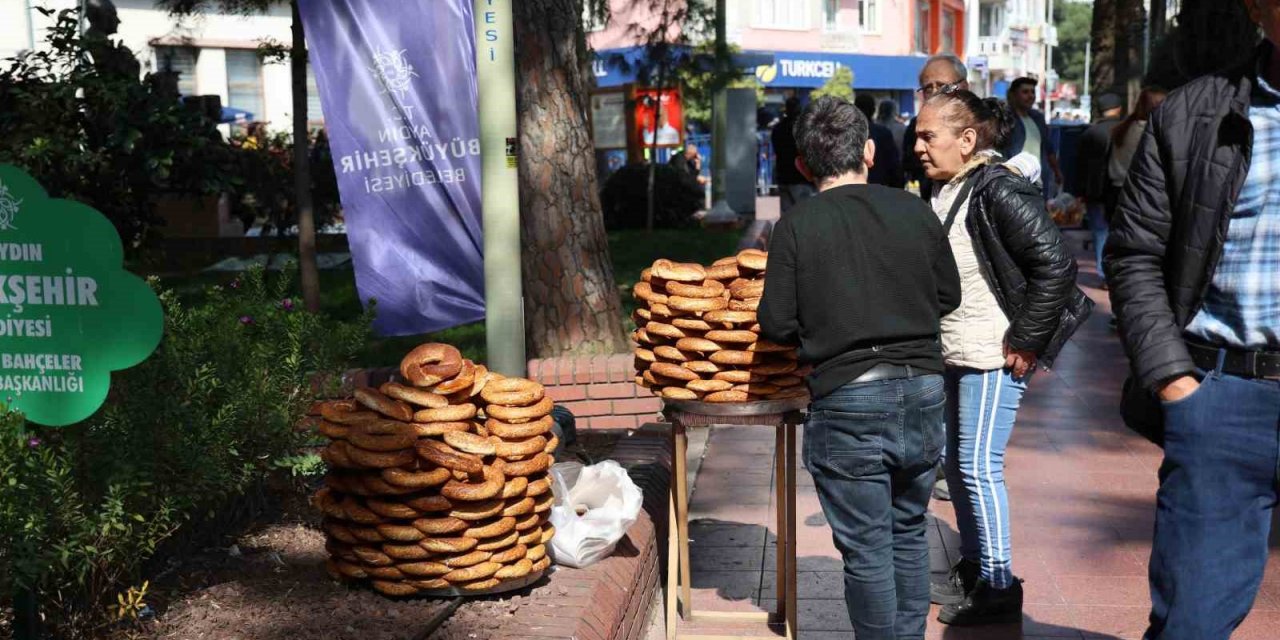 Mitingin kazananı simitçiler oldu
