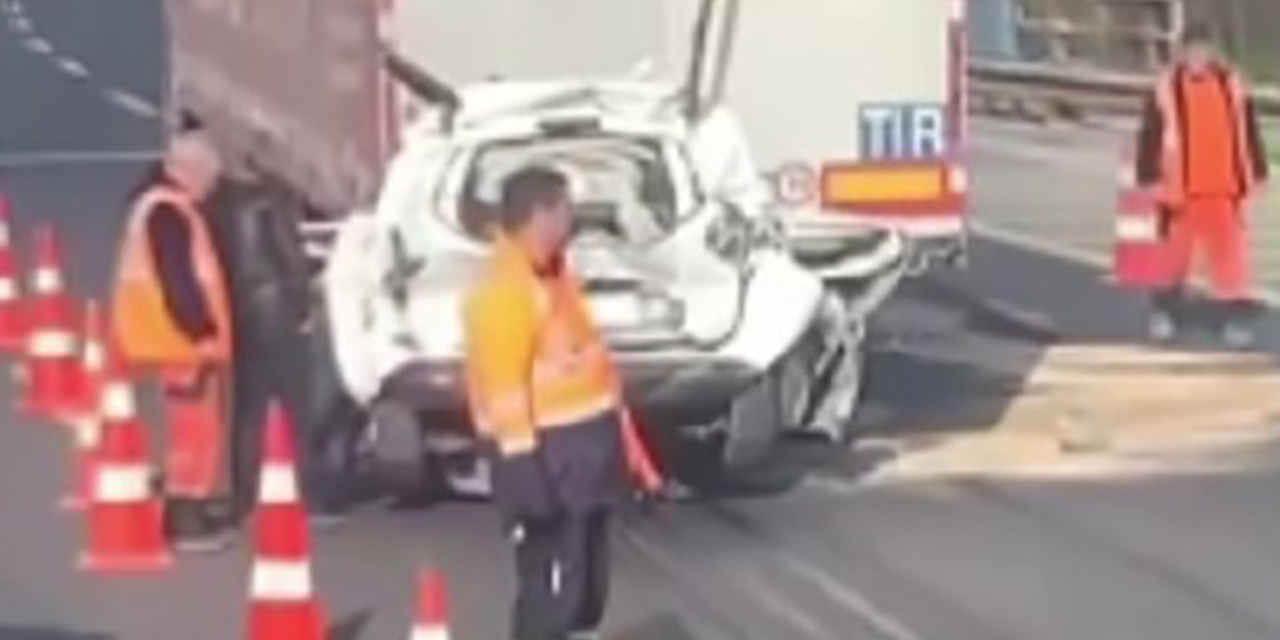 İki tırın arasında kalan araç kağıt gibi ezildi, 1 kişi öldü