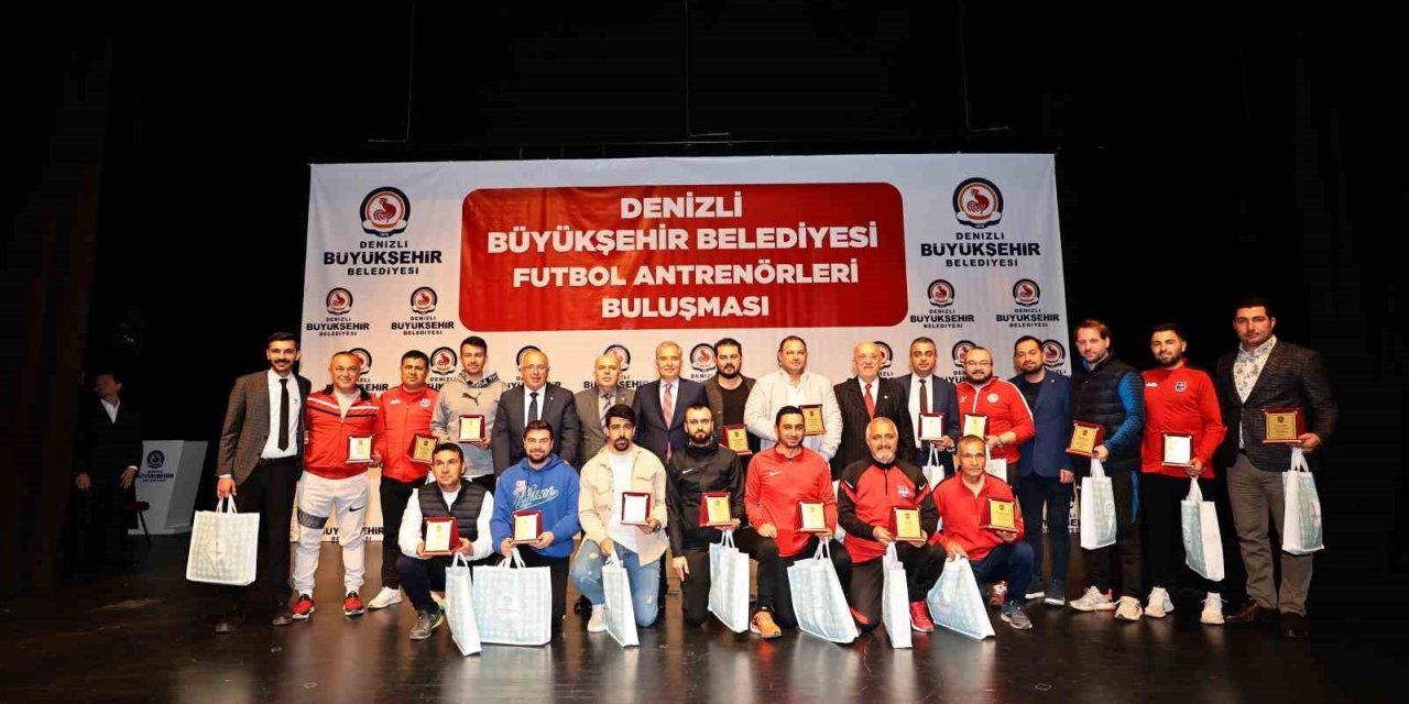 Denizli Büyükşehirden futbol antrenörlerine malzeme desteği