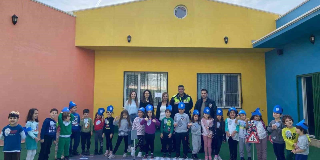 Minik öğrenciler trafik kurallarını eğlenerek öğrendi