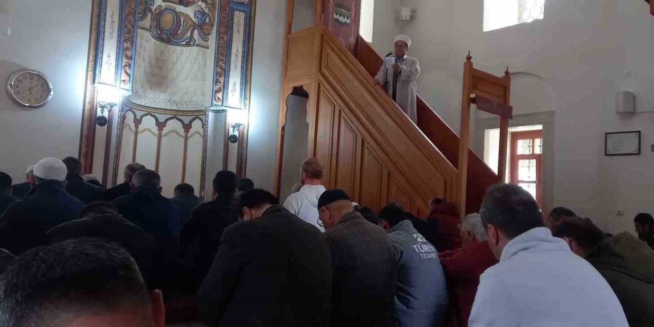 Cuma hutbesinde alkol, kumar ve uyuşturucu uyarısı yapıldı