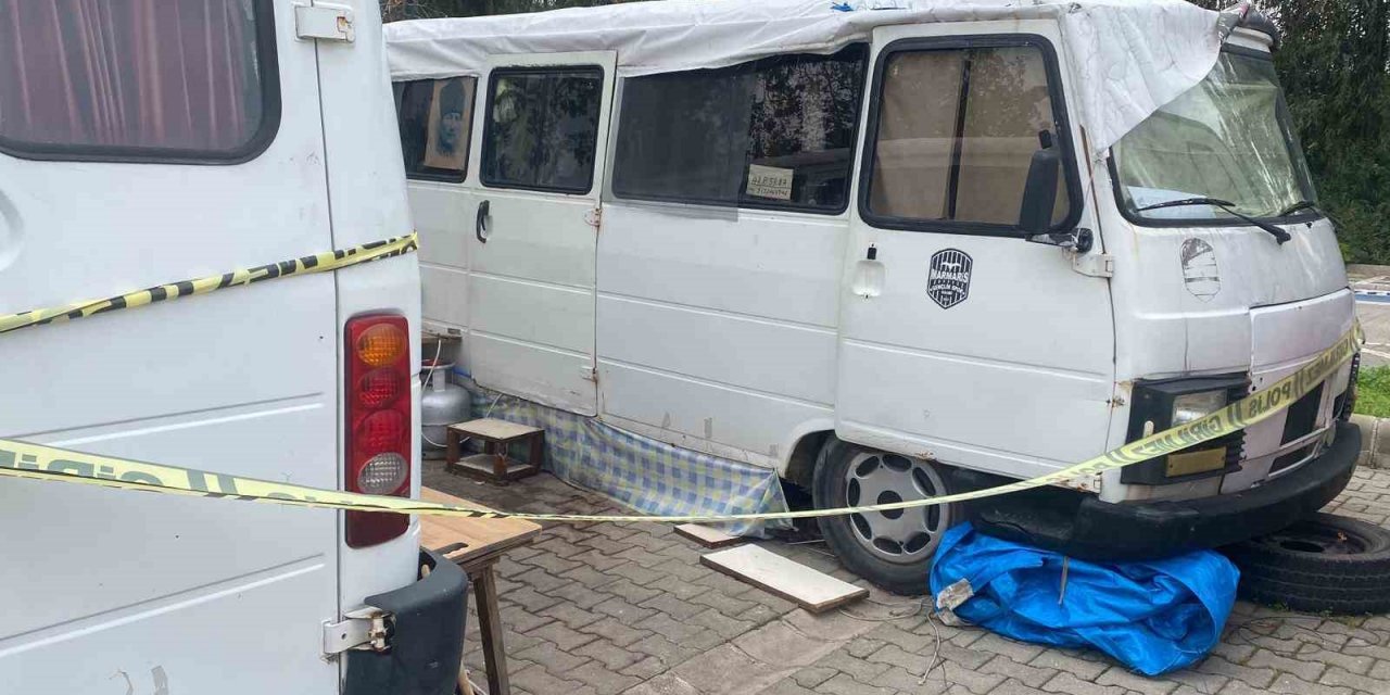 Minibüste yaşayan yaşlı adam ölü bulundu