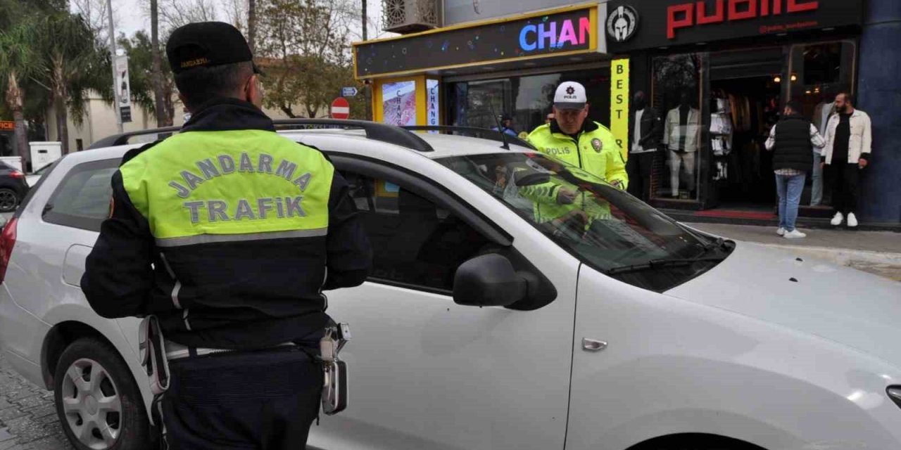 Fethiye’de Polis ve Jandarma’dan “Yayalara Öncelik” bilgilendirmesi