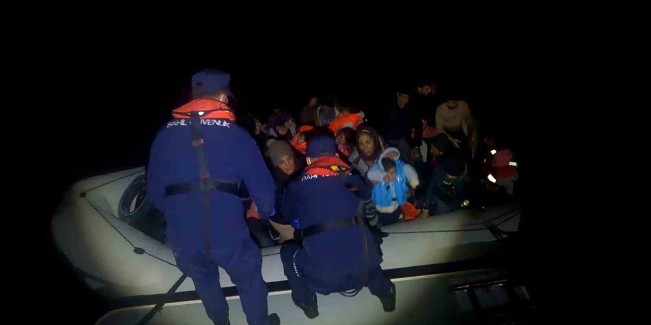 İzmir açıklarındaki 67’si çocuk 145 göçmen karaya çıkartıldı