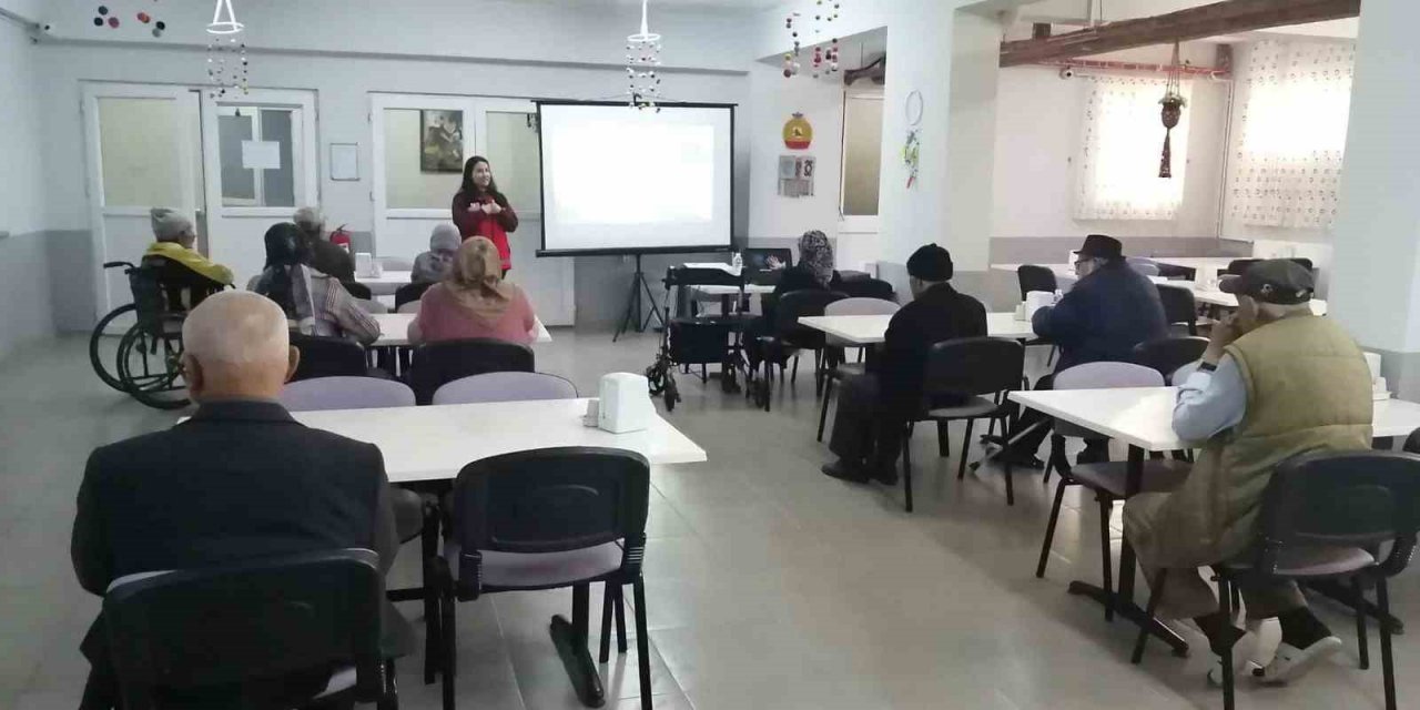 Nazilli’de huzurevi sakinlerine iletişim becerileri eğitimi verildi