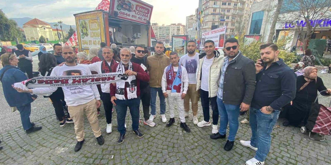 Müslüm Gürses, ölüm yıl dönümünde hayranları tarafından anıldı