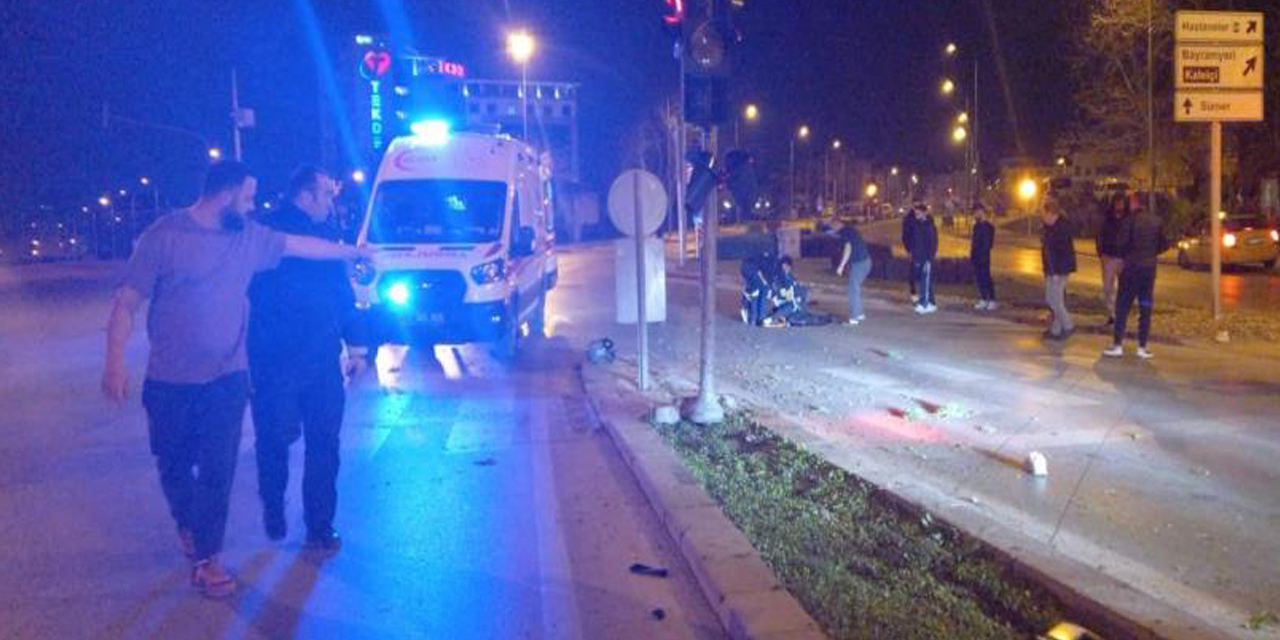 Akrobatik hareketler yapan motorcu trafik ışıklarına çaptı