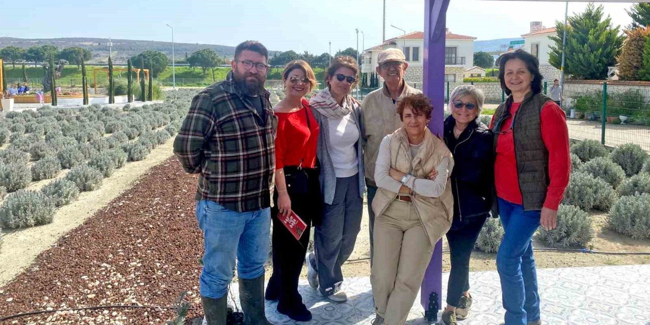 Alaçatı Gıda Topluluğu üyeleri lavanta bahçesinde buluştu