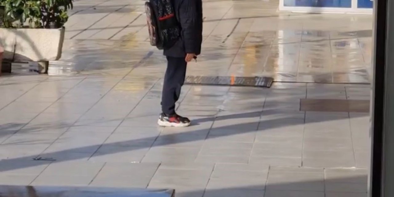 Küçük çocuk Türk bayrağının karşısına geçip İstiklal Marşı okudu