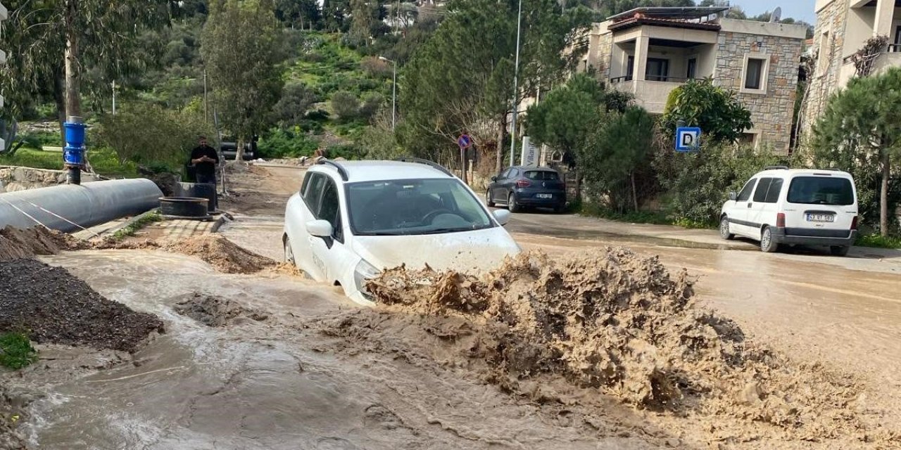Bodrum’da isale hattı patladı, yollar göle döndü