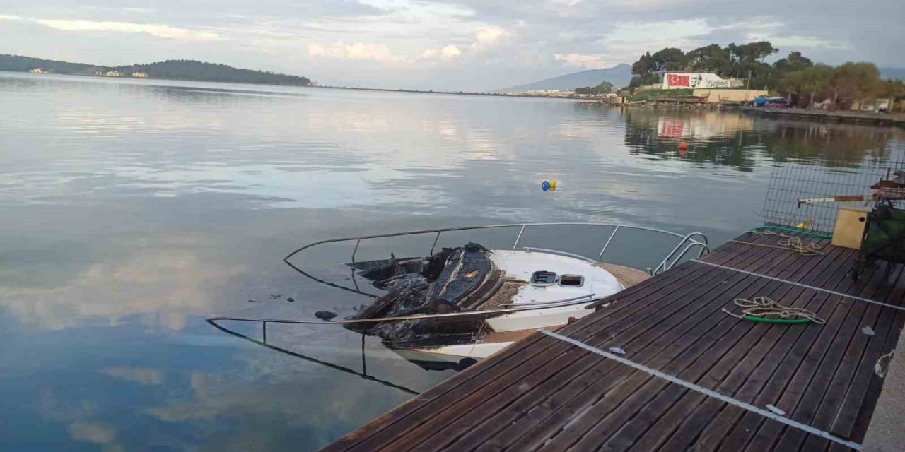 İzmir’de korku dolu anlar: Patlayan tekne alevler içinde kaldı