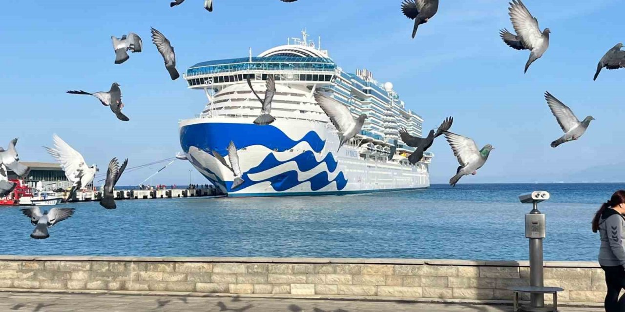 Dünyanın en büyük kruvaziyer gemisi Kuşadası’nda