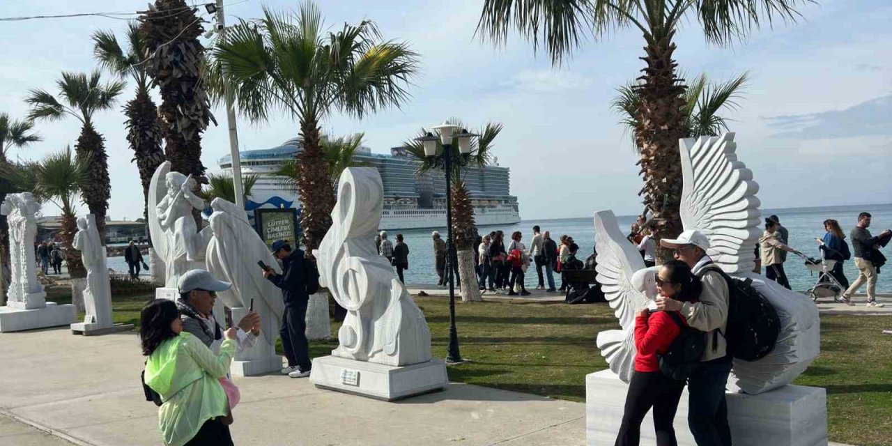 Kuşadası’na gelen turistler sahildeki sanat eserlerini beğendi
