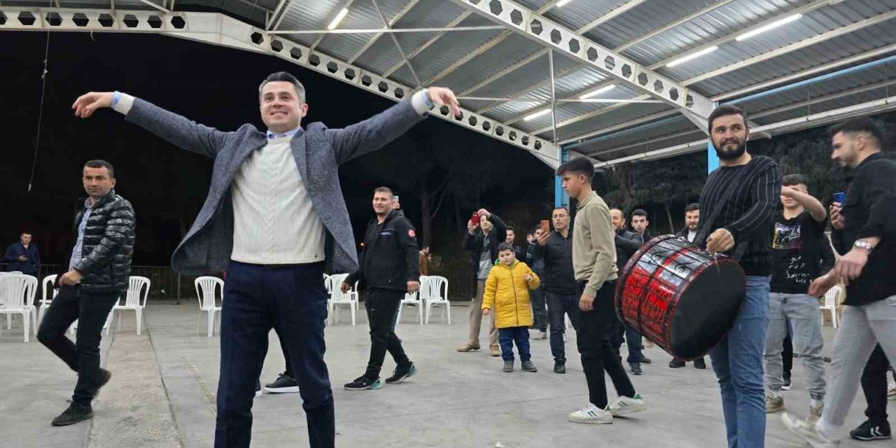 Başkan Adayı Başer, askere gidecek gençle zeybek oynadı