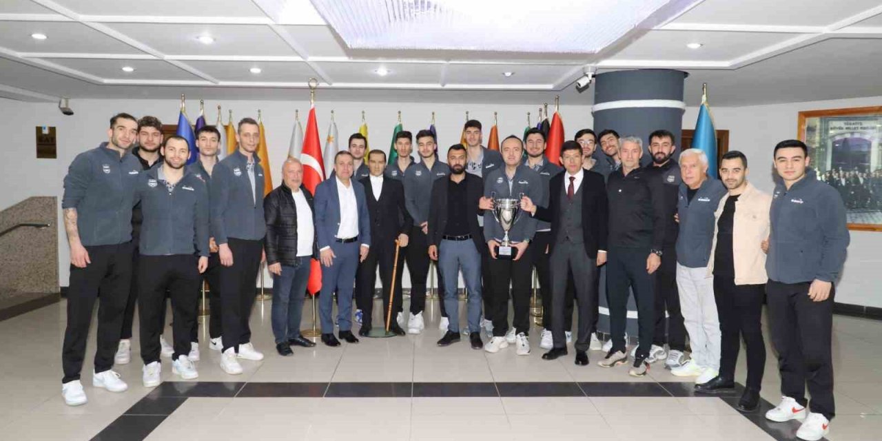 Şampiyon voleybol takımı kupayı Başkan Özcan’a teslim etti