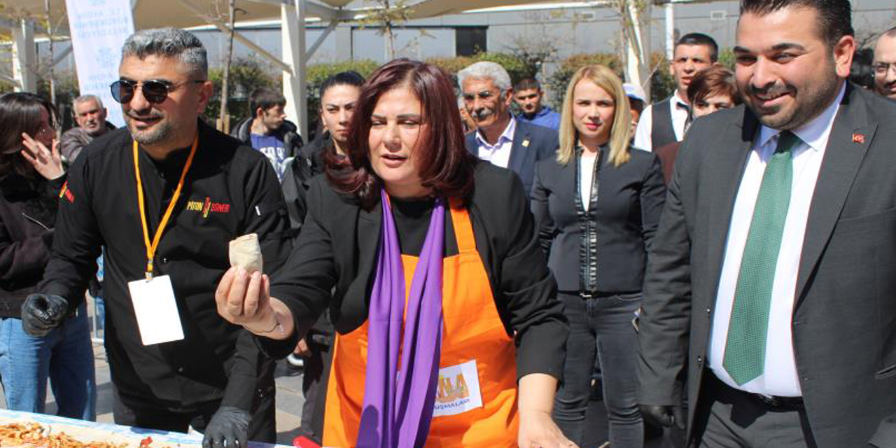 Çerçioğlu, elleriyle kebap ve şırdan dağıttı