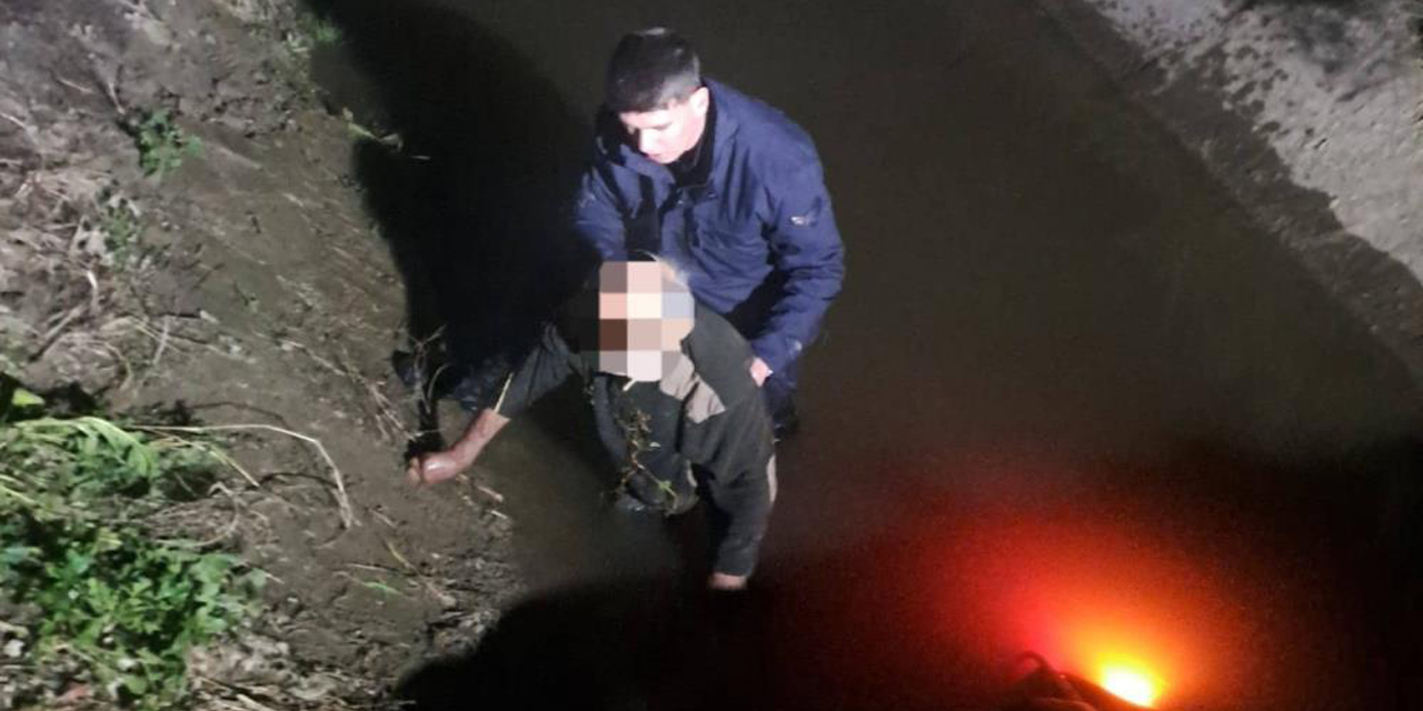 Motosikleti ile kanala düşen şahsı jandarma kurtardı