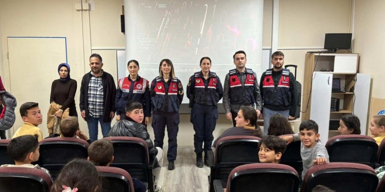 Jandarmadan 183 öğrenciye ’Siber zorbalık’ eğitimi