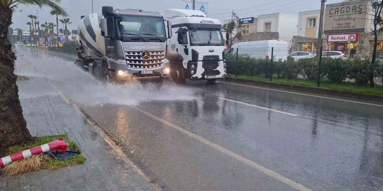Bodrum’da fırtına ve sağanak etkili oldu