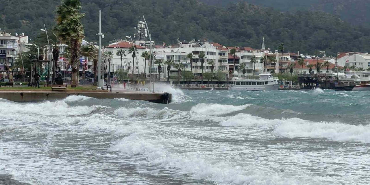Marmaris’te önce fırtına, sonra sağanak yağış etkili oldu