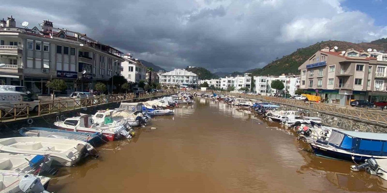 Sağanak sonrası Marmaris’te denizin rengi değişti