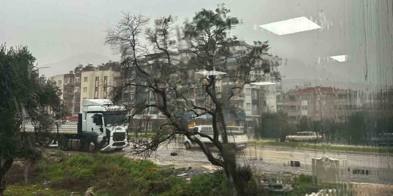 Milas sağnak yağışa teslim oldu