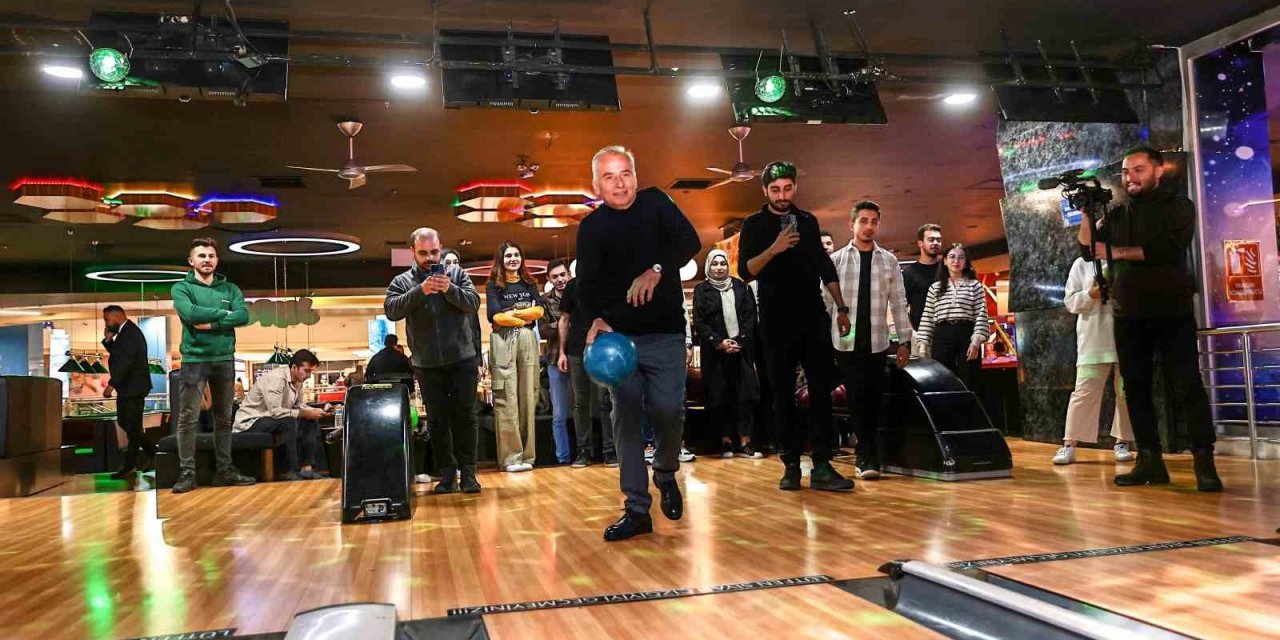 Başkan Zolan, gençlerle bowlingde hünerlerini sergiledi