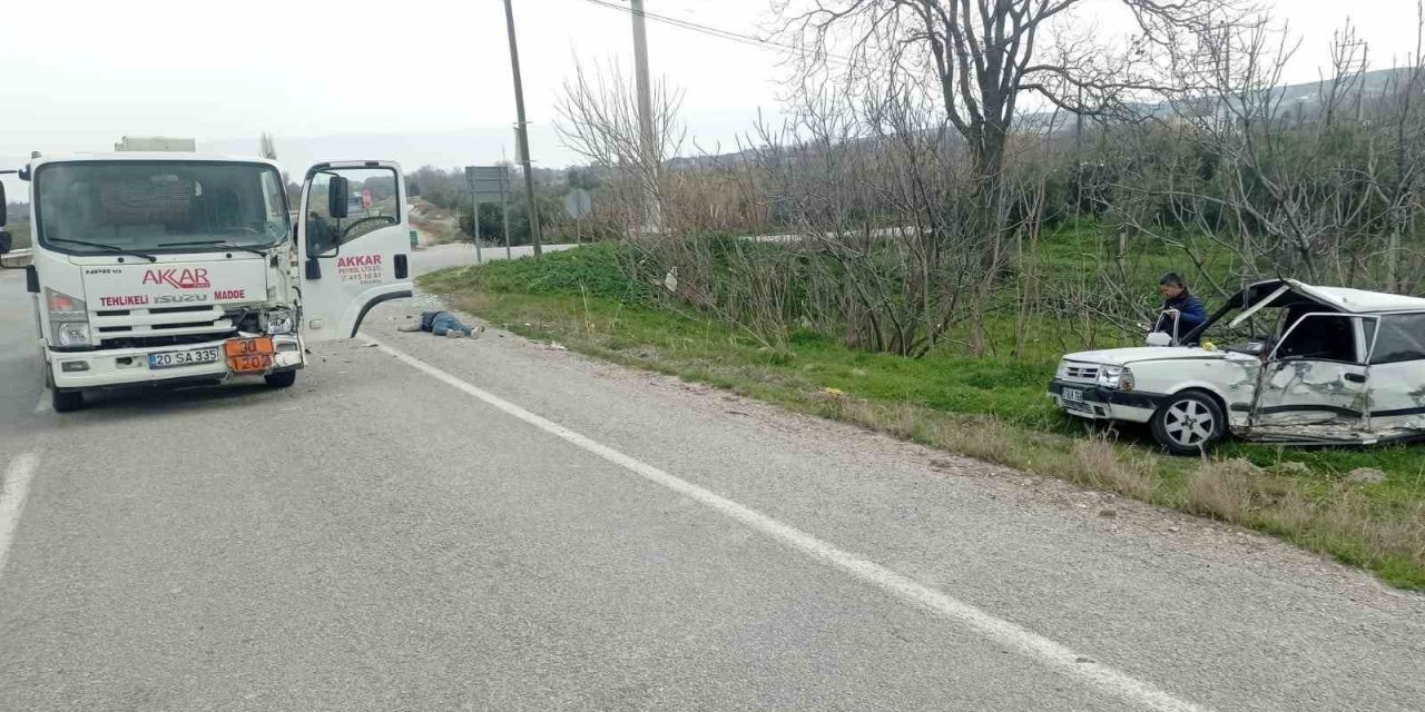 Tankerle çarpışan otomobil sürücüsü yola fırladı