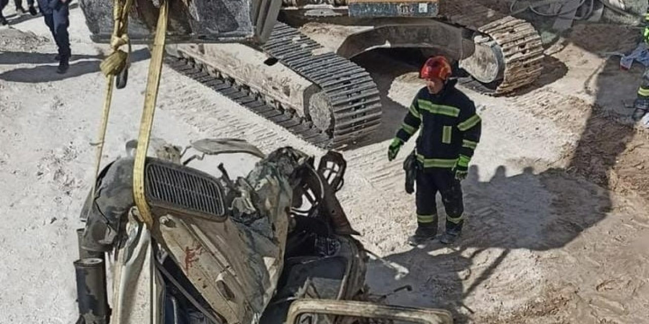 Uçurma yuvarlanan kamyonun sürücüsü öldü
