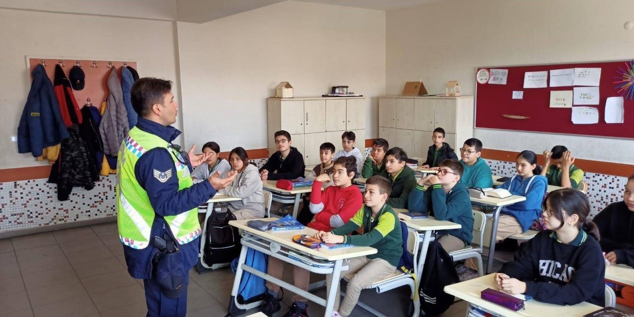 Karacasu’da jandarma ekipleri öğrencileri bilgilendirdi