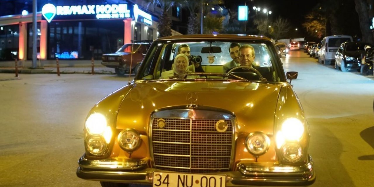 Pamukkale Adayı Pekdemir klasik otomobiliyle şehir turu attı