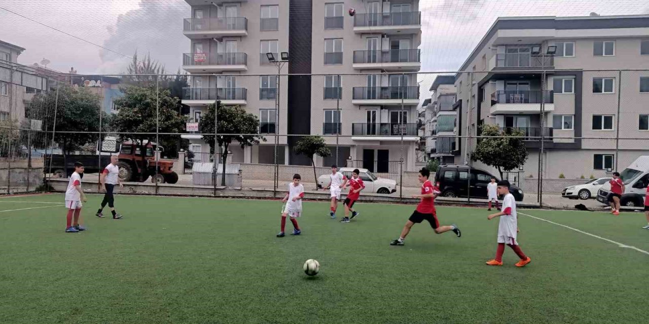Çocuk evlerindeki gençler halı sahada ter döktü