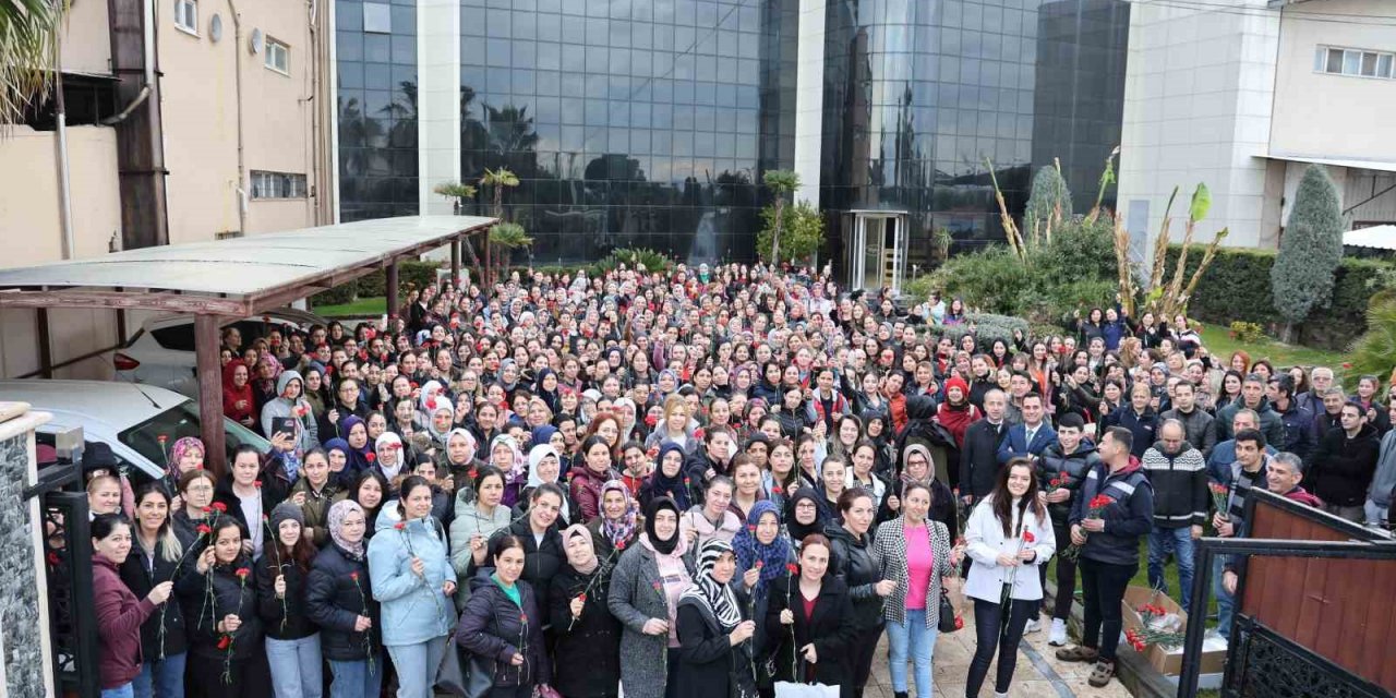 Kadın çalışanlar, kapıda çiçeklerle karşılandı