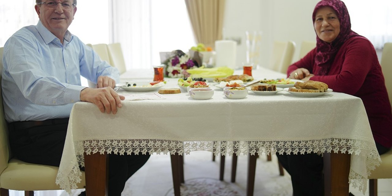 Pekdemir’den eşine kahvaltılı Kadınlar Günü sürprizi