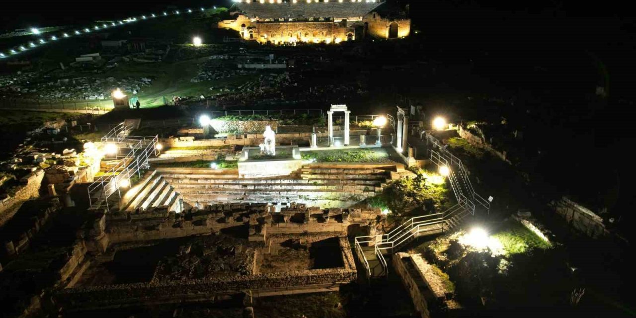 Efes’ten sonra gece ziyaretlerine açılan Hierapolis ve Pamukkale’nin yeni imajı mest etti
