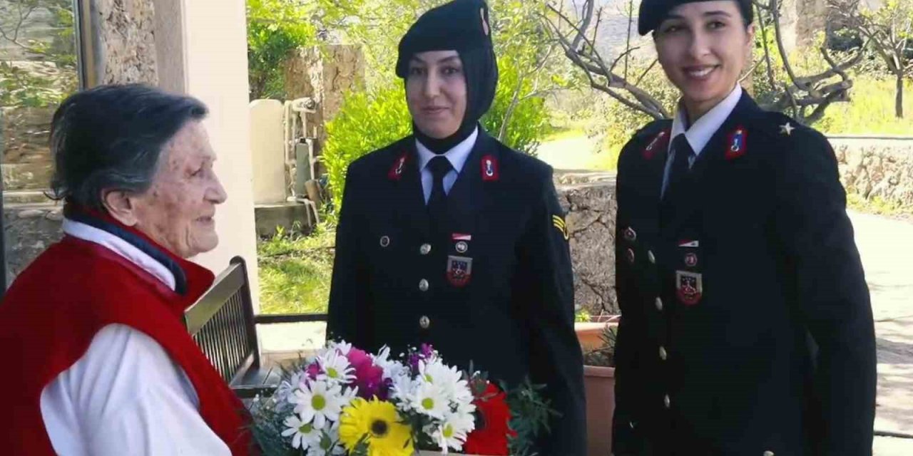 Türkiye’nin ilk kadın subayına Kadınlar Günü ziyareti