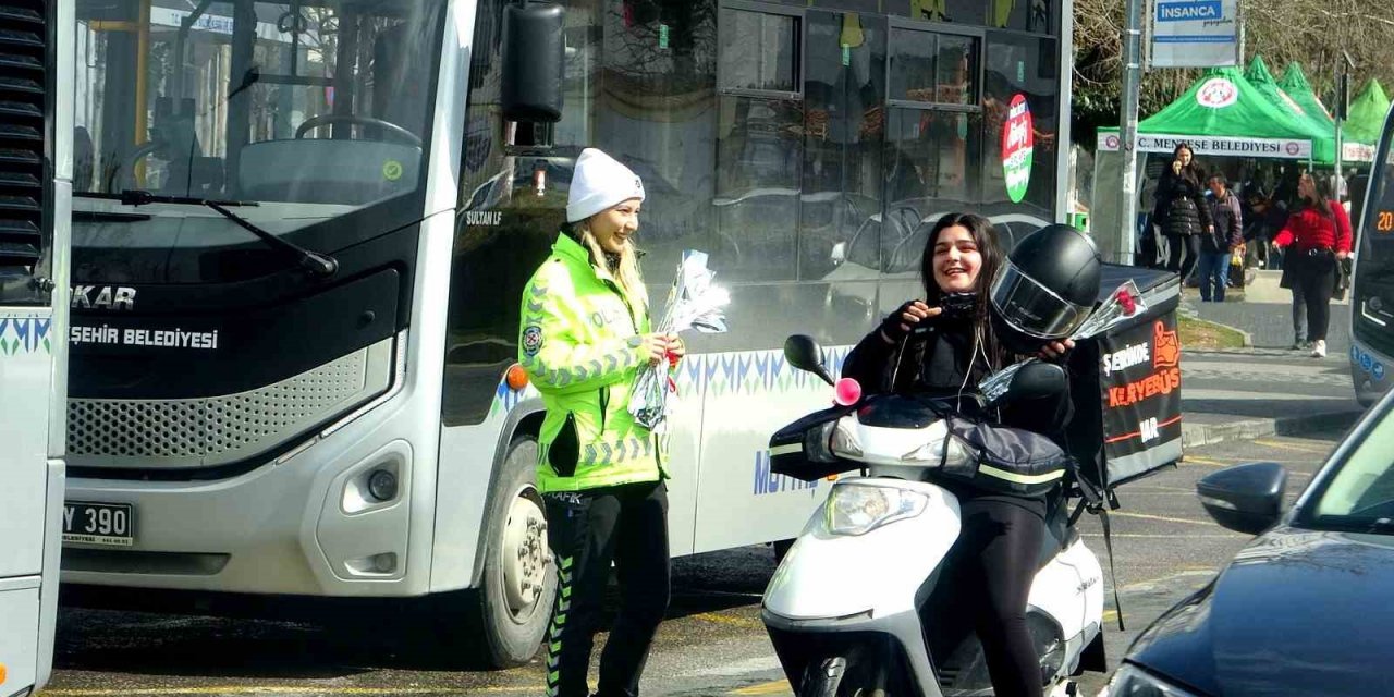 Muğla trafik ekiplerinden kadın sürücülere jest