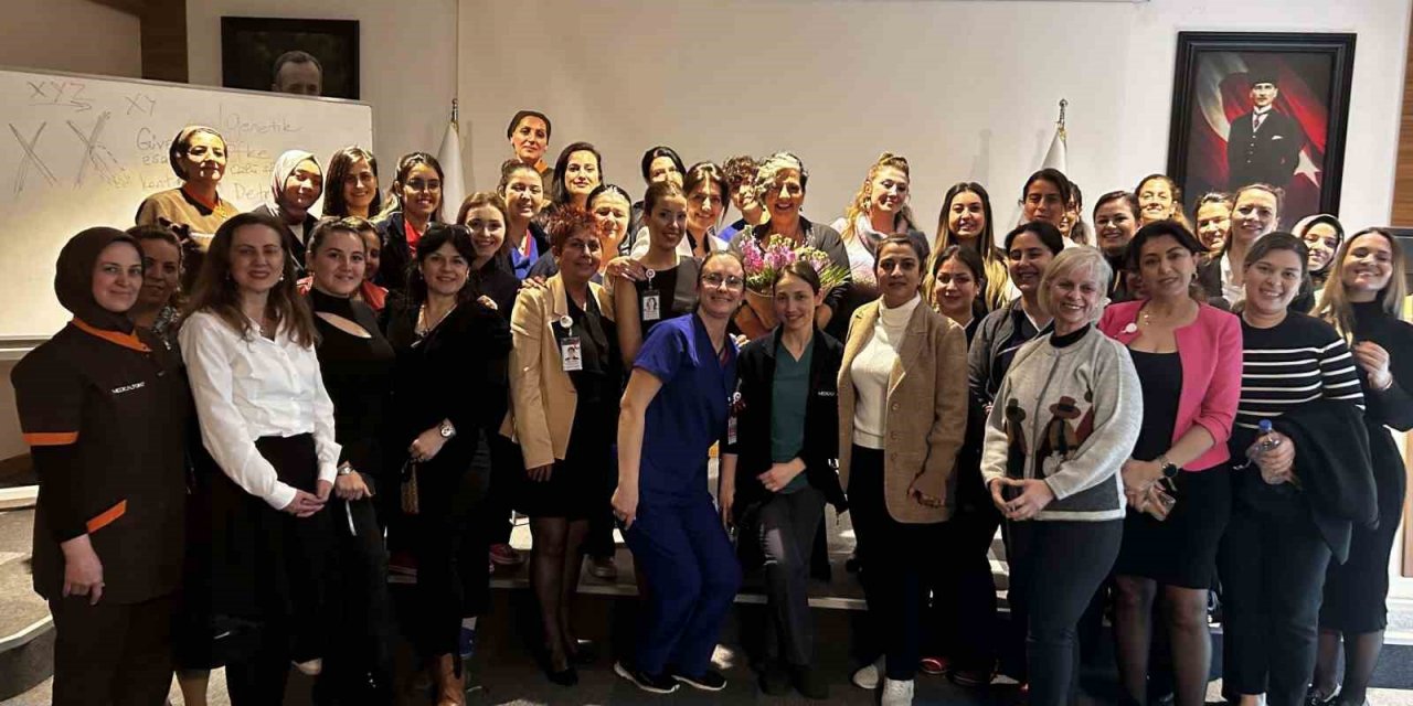 İEÜ Medical Point Hastanesinde 8 Mart coşkusu