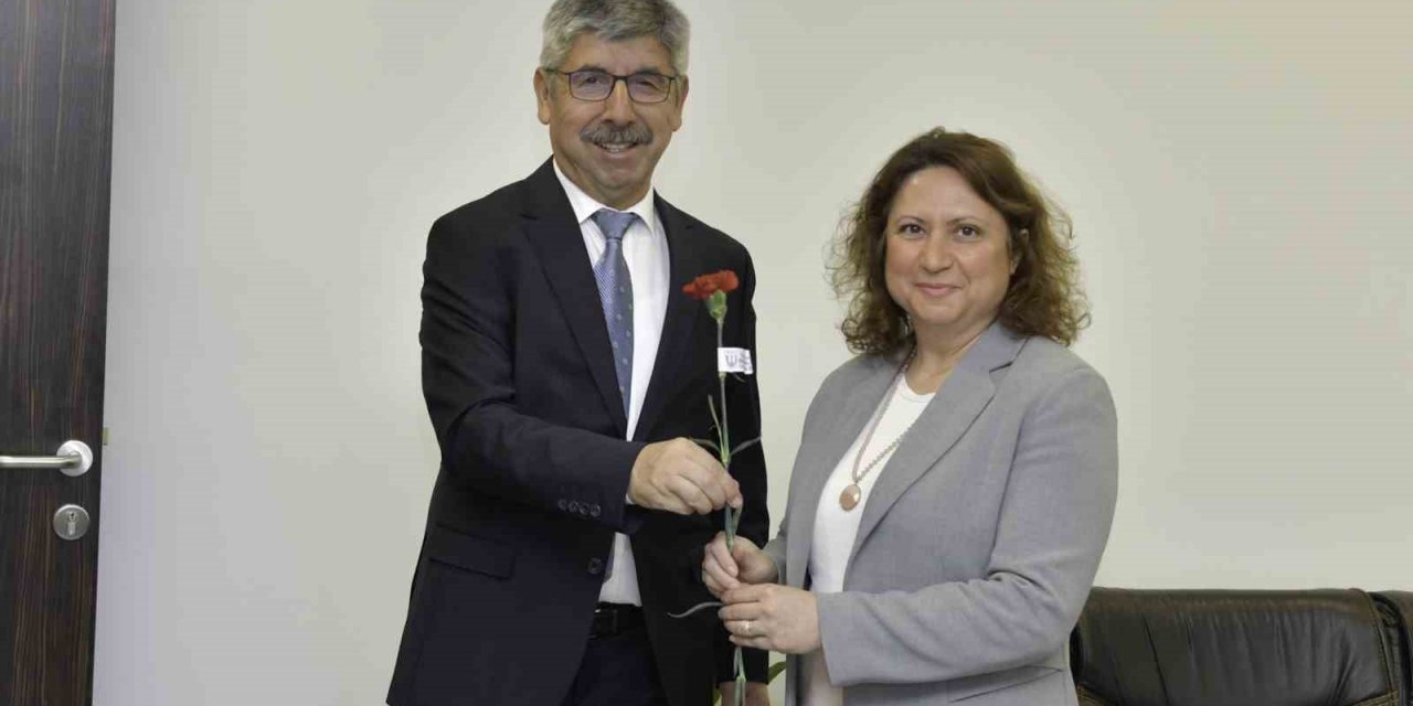 Rektör Kaçar’dan kadın personele Kadınlar Günü karanfili