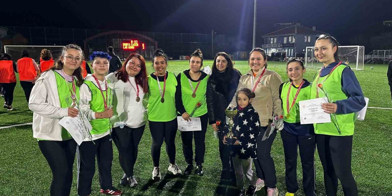 Muğlalı kadınlar günlerini yeşil sahalarda kutladı