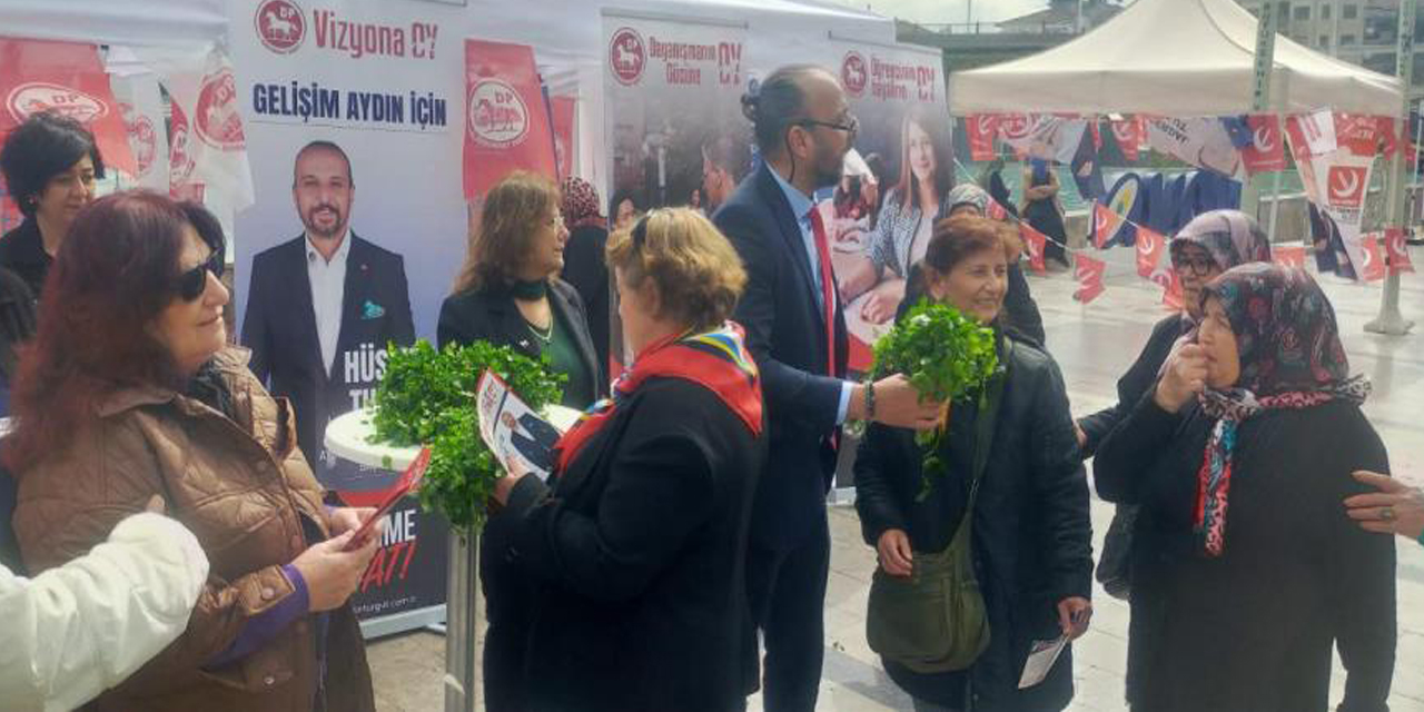 Kadınların gününü maydanoz dağıtarak kutladı