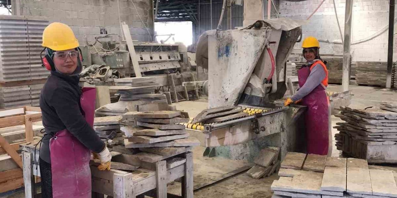 Mermer işçisi kadınlar ekmeklerini taştan çıkarıyor