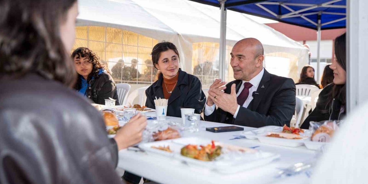 Üniversitelilere 860 bin kişilik ücretsiz yemek dağıtıldı