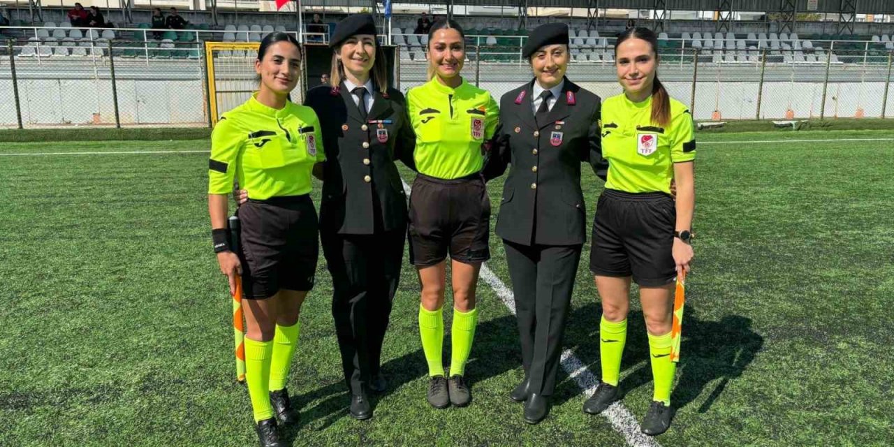 Jandarmadan maç öncesi “Kadına El Kalkamaz” pankartı